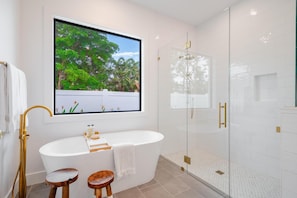 Shower, hair dryer, towels, soap - Welcome to "The Endless Summer House"! (Naples)