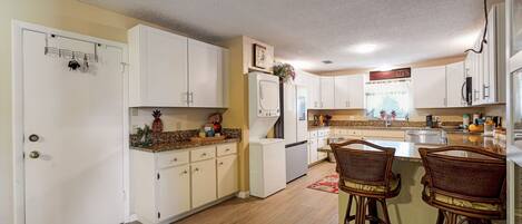 Kjøleskap, mikrobølgeovn, ovn og kokeplater