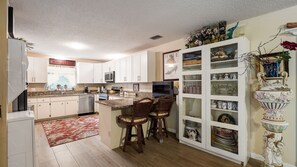 Fridge, microwave, oven, stovetop - Luxury home on 1 acre near Trump golf club in West palm beach Fl, 3 ml to ocean! (Palm Springs)