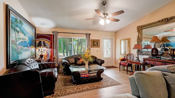 Smart TV, fireplace, books, music library - Luxury home on 1 acre near Trump golf club in West palm beach Fl, 3 ml to ocean! (Palm Springs)