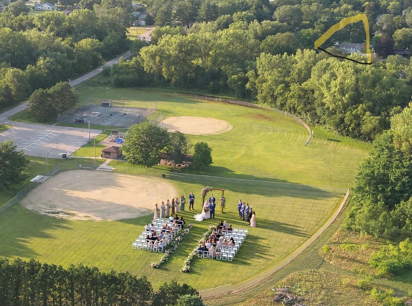 Vista aérea de un campo de golf con una ceremonia de boda en curso.