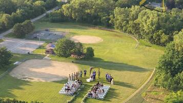 Vista aérea de un campo de golf con una ceremonia de boda en curso.