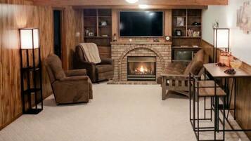 Televisor intel·ligent, llar de foc, futbolí i llibres