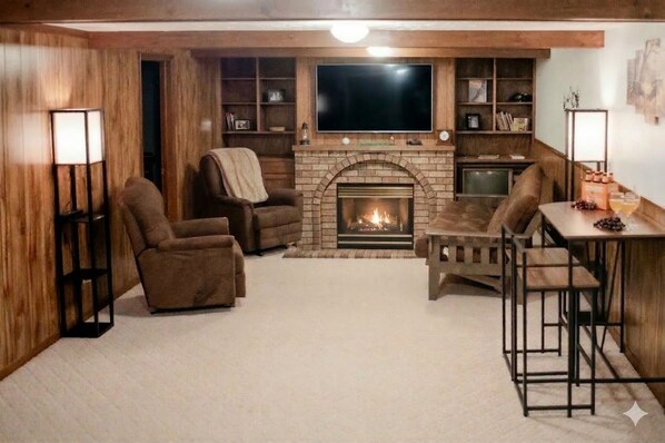 Smart TV, fireplace, foosball, books - Downtown Spring Green Oasis Steps to Park & Golf (Spring Green)