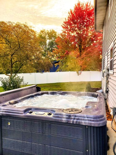 Hot Tub/Golfing/King Bed @ The Hemlock