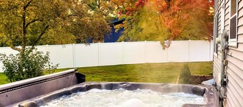 Hot Tub/Golfing/King Bed @ The Hemlock