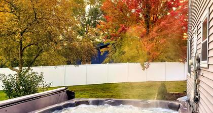 Hot Tub/Golfing/King Bed @ The Hemlock