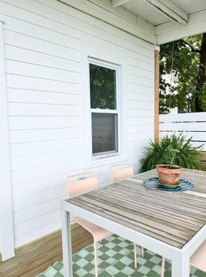 Outdoor dining - Surfside Beach house w ocean & city skyline views (Atlantic Highlands)