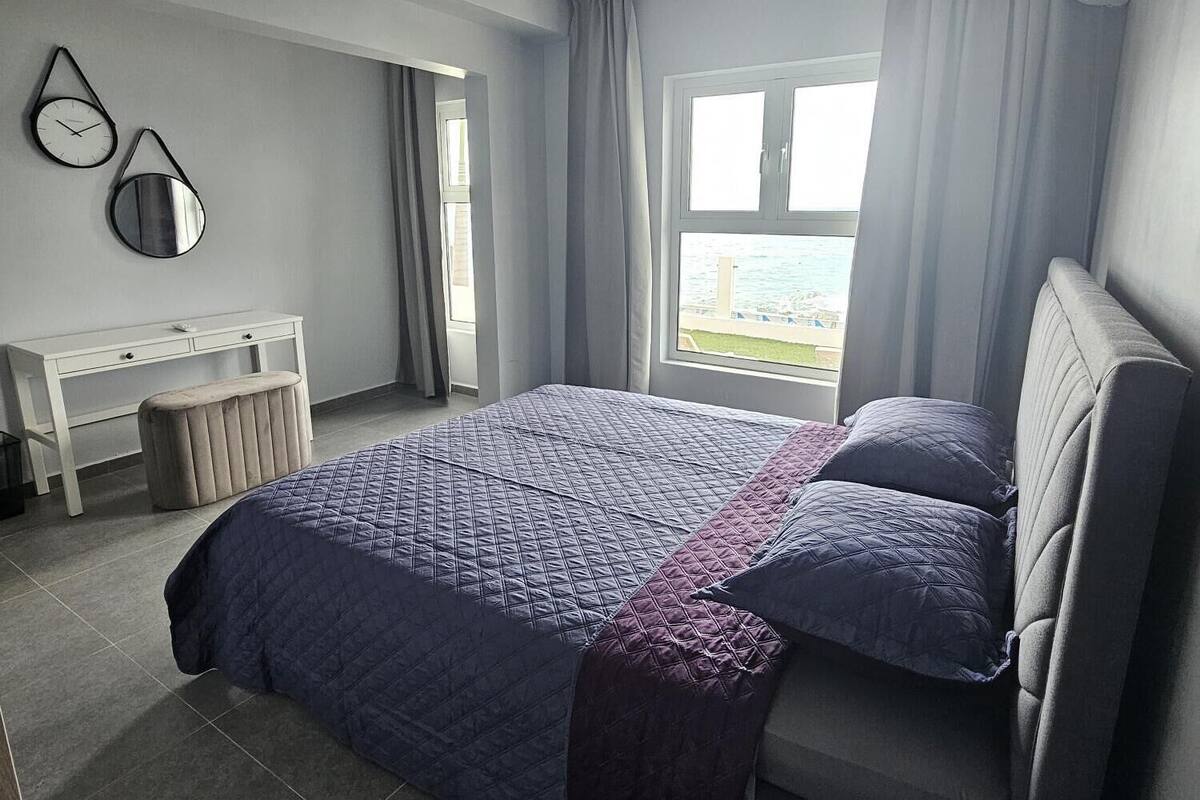 Apartamento real, 2 quartos, acessível, vista para o mar | Escrivaninha, espaço de trabalho para notebook, Wi-Fi de cortesia