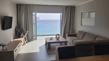 Royal Apartment, 3 Bedrooms, Balcony, Sea View | Living area