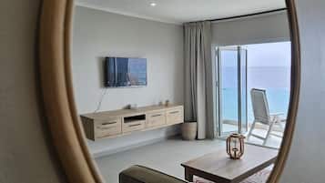Apartamento real, 2 quartos, sacada, vista para o mar | Área de estar | Smart TV 0 polegadas com canais digitais, Netflix, serviços de streaming