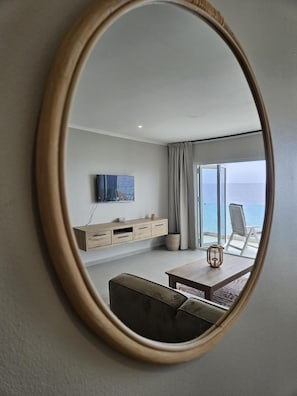 Appartement Royal, 2 chambres, balcon, vue mer | Coin séjour | TV connectée de 0 pouces avec chaînes numériques, Netflix