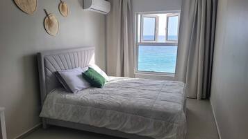 LÀgenhet Royal - 3 sovrum - balkong - havsutsikt | 2 sovrum, unika möbler, skrivbord och arbetsyta för laptop