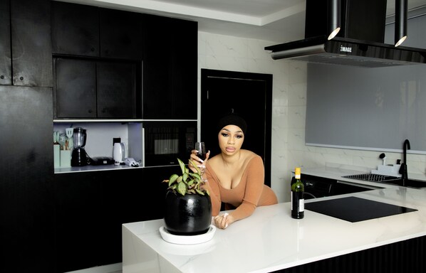 行政公寓 | 私人廚房 | 大型冰箱、微波爐、烤箱、攪拌器