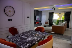 Departamento ejecutivo | Área de sala de estar | Smart TV de 50 pulgadas con canales vía satélite y Netflix 