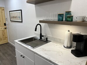 Four à micro-ondes, un four, surface de cuisson, essuie-tout