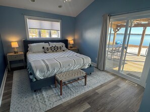 3 quartos, escrivaninha, ferros/tábuas de passar roupa, berço de viagem