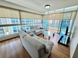 Smart TV - Bayfront Tower on Avenida Balboa, 1 Bedroom Apartment with City Views (Panamá)