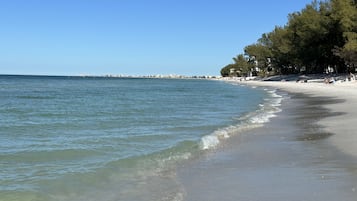 Beach nearby, sun loungers, beach towels