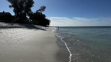 Beach nearby, sun loungers, beach towels