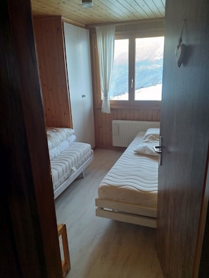 3 bedrooms, free WiFi, bed sheets - Mountain Home One - Connected to the Mountains! (Bürchen)
