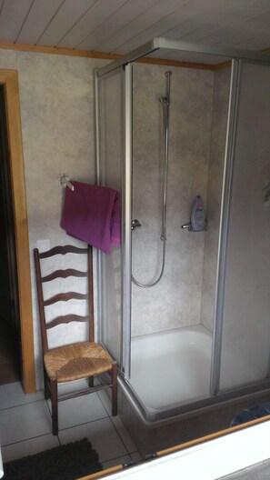 Douche, sèche-cheveux, serviettes fournies, savon