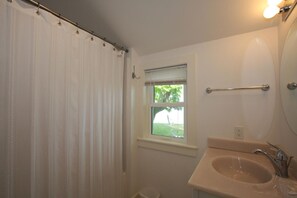 Douche, sèche-cheveux, serviettes fournies, savon