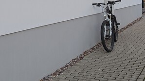Un bâtiment moderne avec de grandes fenêtres et un vélo garé à l’extérieur.
