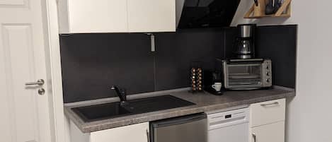 Fridge, oven, stovetop, dishwasher