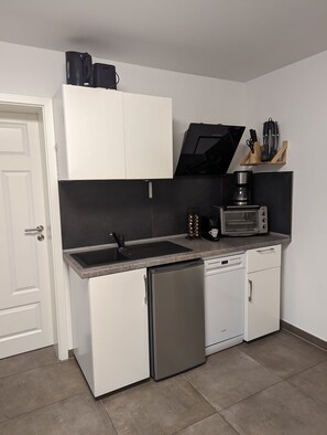 Frigorifero, forno, piano cottura, lavastoviglie