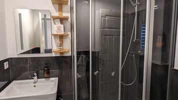 Dusche, Haartrockner, Handtücher, Seife