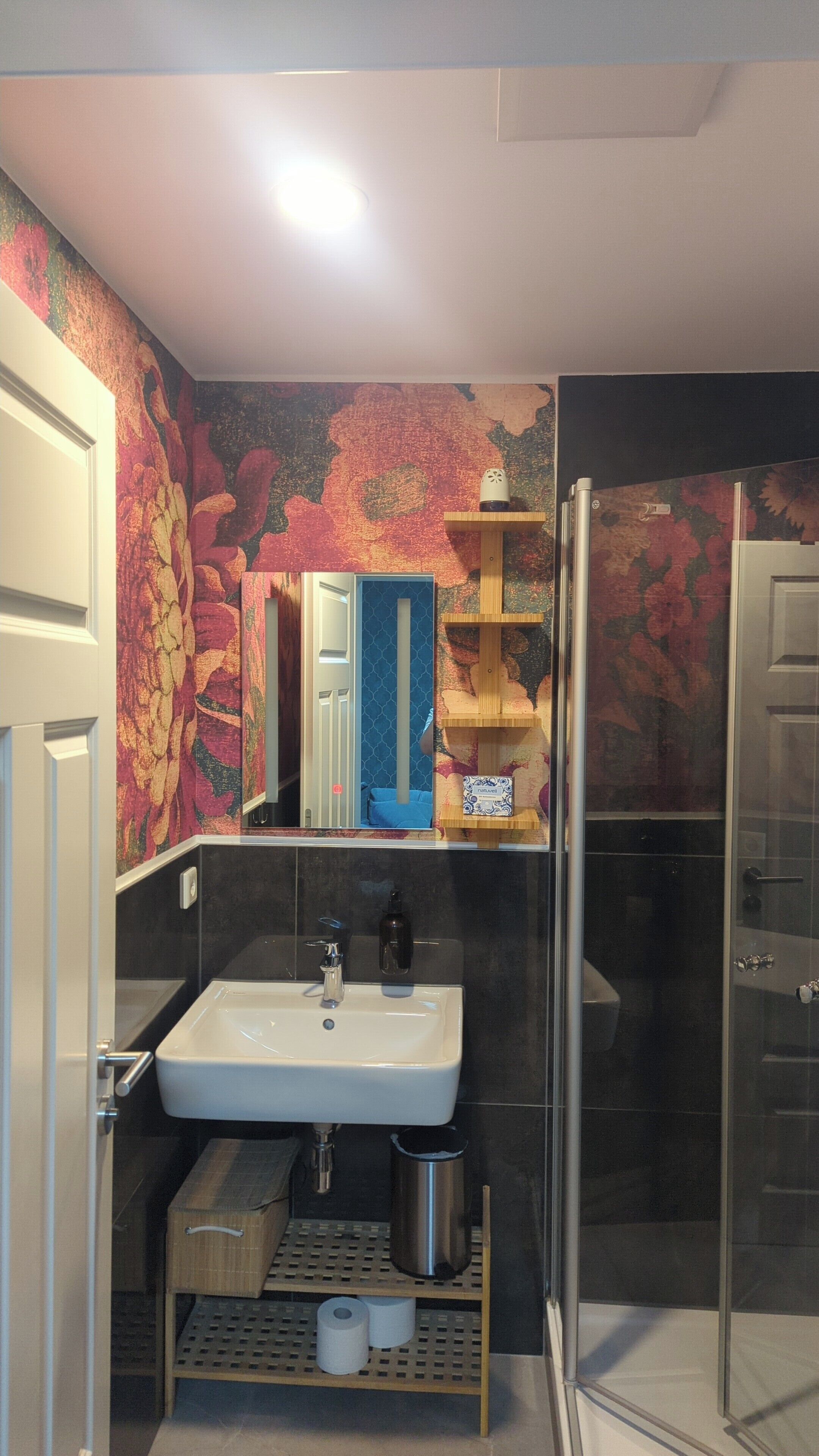Et moderne badeværelse med bruser, vask og toilet.