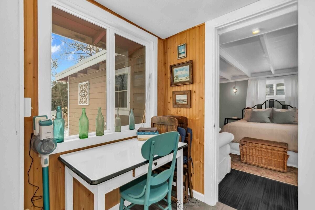 2 chambres, bureau, fer et planche à repasser, lit parapluie