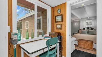 2 chambres, bureau, fer et planche Ă repasser, lit parapluie