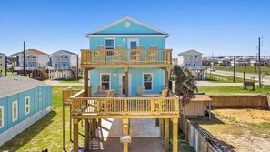 Outdoor dining - Beach Babe: Your Relaxing Surfside Beach Retreat! Enjoy sun, sand, and sea! (Surfside Beach)