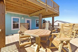 Outdoor dining - Beach Babe: Your Relaxing Surfside Beach Retreat (Surfside Beach)