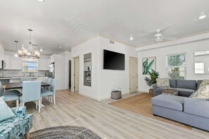 TV - Beach Babe: Your Relaxing Surfside Beach Retreat! Enjoy sun, sand, and sea! (Surfside Beach)