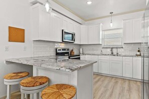 Fridge, microwave, oven, stovetop - Beach Babe: Your Relaxing Surfside Beach Retreat (Surfside Beach)
