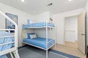 4 makuuhuonetta, vauvan matkasänky, Wi-Fi, vuodevaatteet