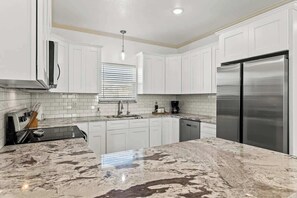 Fridge, microwave, oven, stovetop - Beach Babe: Your Relaxing Surfside Beach Retreat! Enjoy sun, sand, and sea! (Surfside Beach)