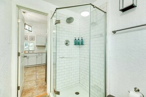 Chuveiro, secador de cabelo, shampoo 