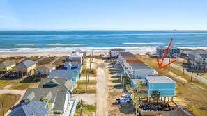 A coastal residential area with houses, a beach, and a clear view of the ocean. - Steps to Sand Renovated Surfside Beach House (Surfside Beach)