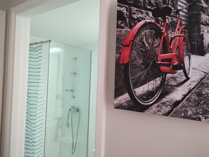 Secador de pelo, toallas, jabón, papel higiénico