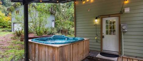 Outdoor spa tub