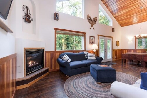 The River Cabin near Mt. Baker
