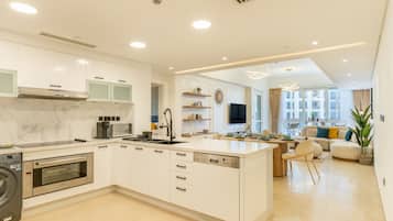 Jääkaappi, mikroaaltouuni, uuni, liesi