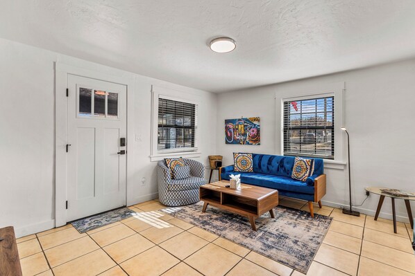 Smart TV, libros, estéreo