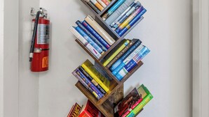 Une bibliothèque dont les livres sont disposés en spirale.