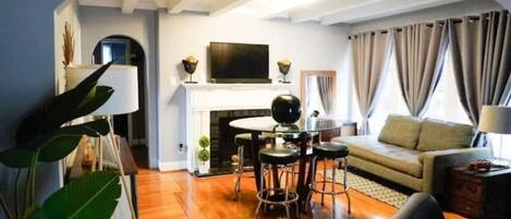 Smart-tv och eldstad