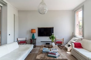 Smart TV - Canal Views and a Secret Garden in Giudecca (Venezia)